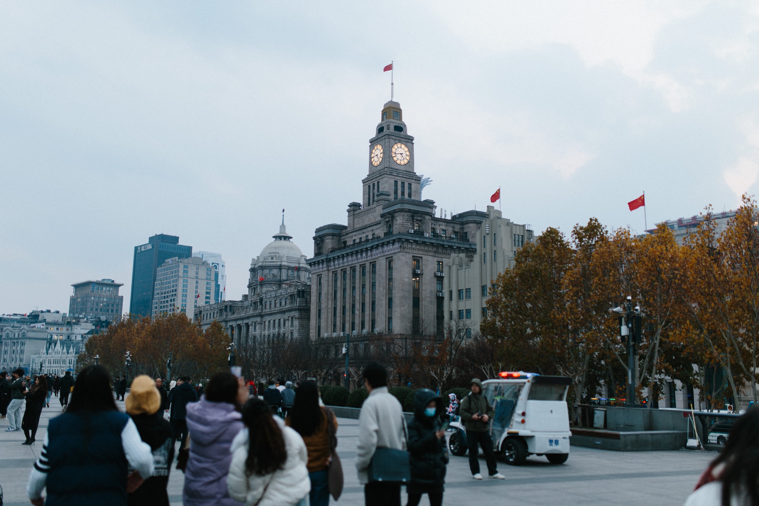 Taken while walking along ‘The Bund’ (外滩)